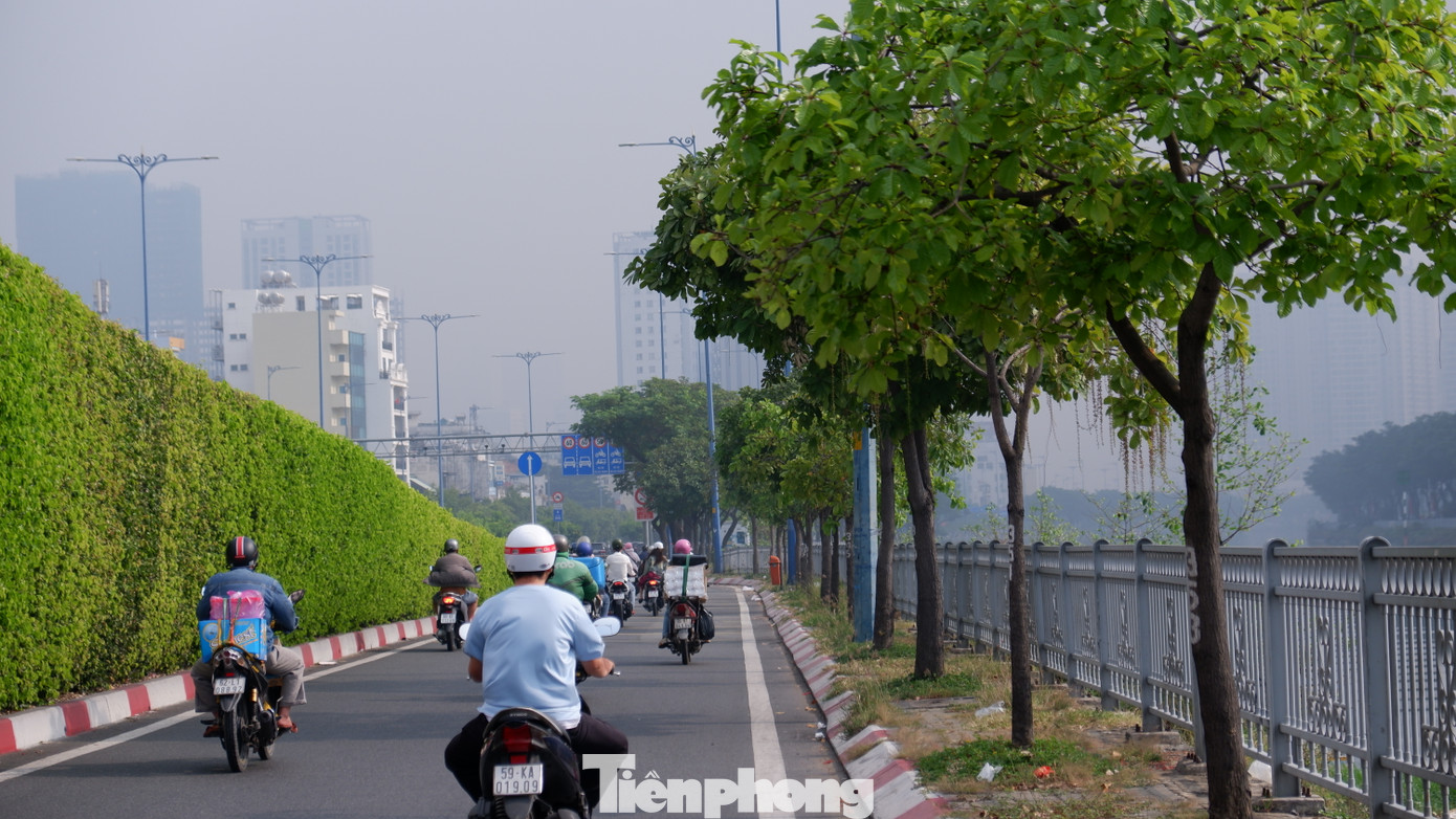 Sương trắng mù mịt khiến khu vực trung tâm TPHCM mờ ảo như Đà Lạt. Sương trắng mù mịt khiến khu vực trung tâm TPHCM mờ ảo như Đà Lạt.