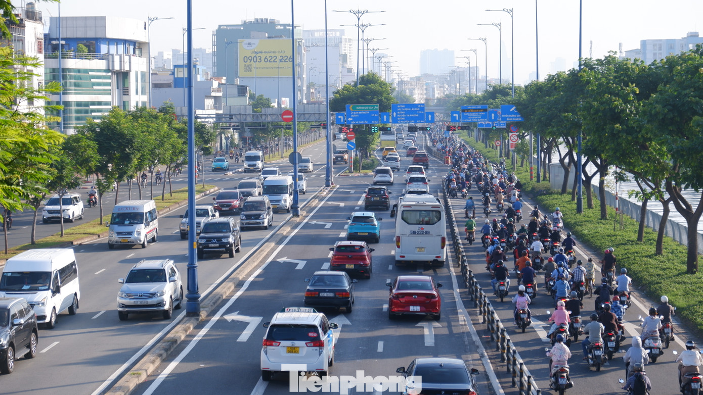 Sáng 13/1, nhiều tuyến đường vào trung tâm TPHCM đông đúc người và phương tiện. Ảnh ghi nhận tại đường Võ Văn Kiệt (quận 6).