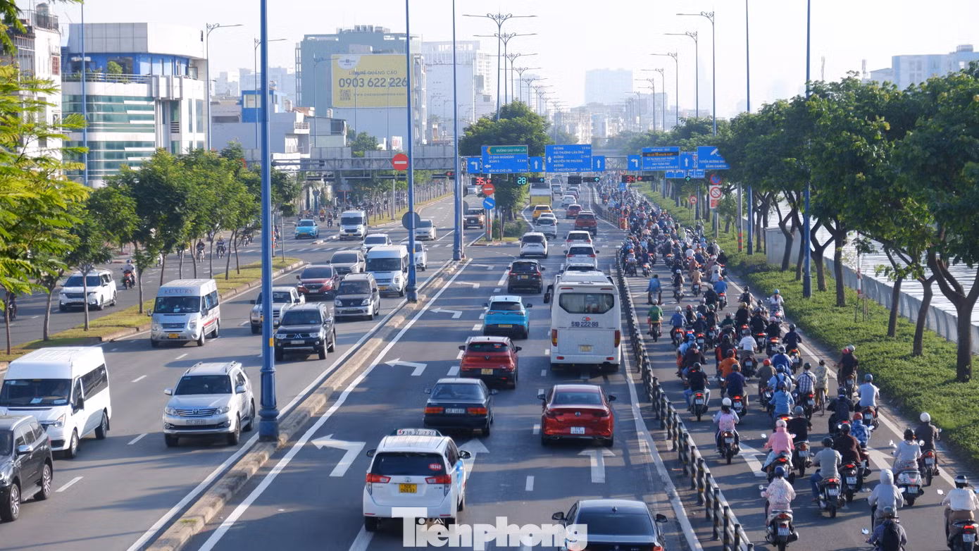 Các phương tiện di chuyển trên đường Võ Văn Kiệt, quận 6. Các phương tiện di chuyển trên đường Võ Văn Kiệt, quận 6.