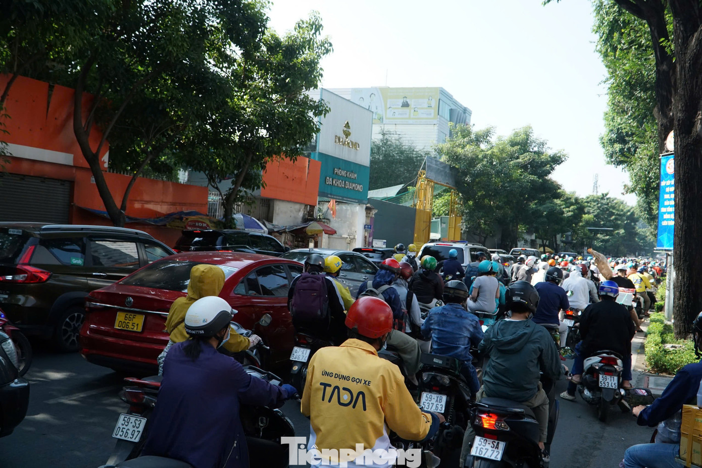 Trục đường Võ Thị Sáu (quận 3) cũng kẹt cứng người và phương tiện.