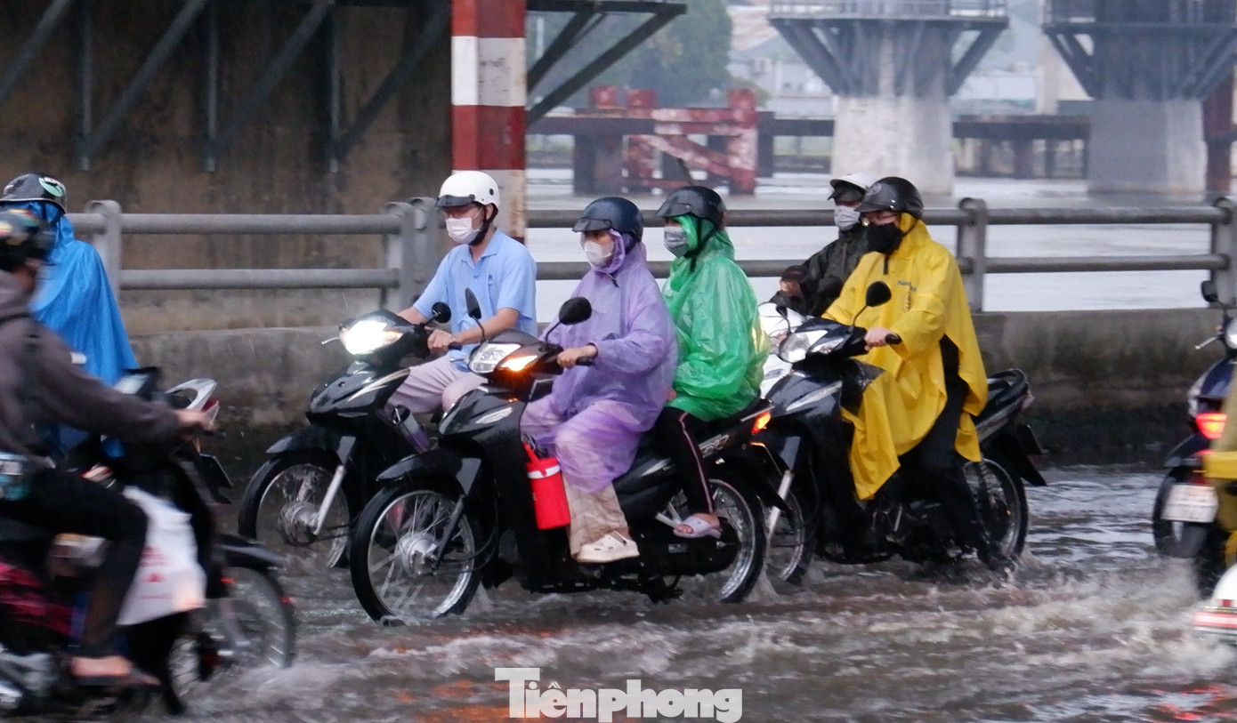 Chiều 14/1, TPHCM xuất hiện mưa trái mùa trên diện rộng, cùng thời điểm này, mực nước hạ lưu sông Sài Gòn cũng dâng cao theo kỳ triều cường rằm tháng Chạp.