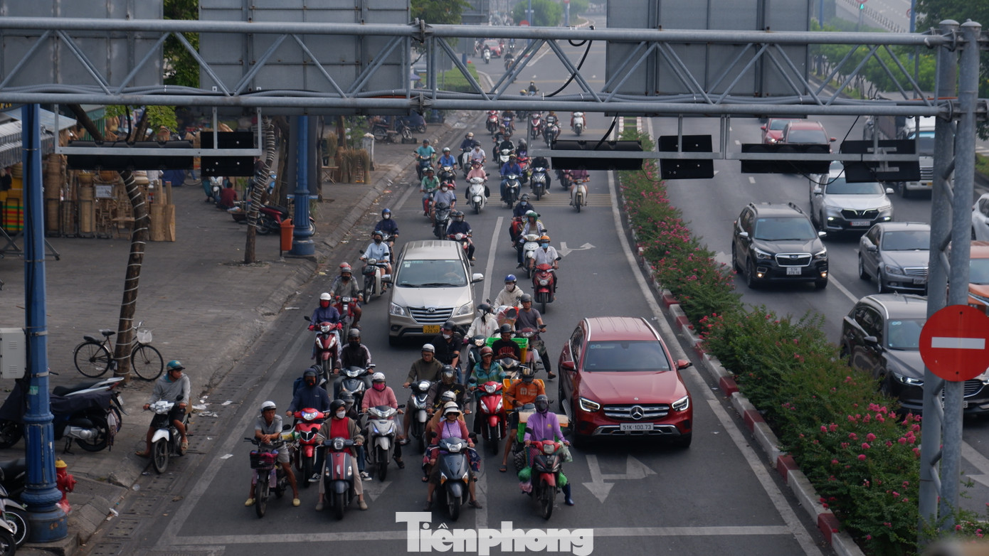 Theo ghi nhận của PV, tại các nút giao có đèn tín hiệu giao thông, nhiều người chủ động dừng xe chờ đèn đỏ đúng vạch, trật tự. Bên cạnh đó, nhiều tuyến vỉa hè cũng hết sức thông thoáng, không còn cảnh xe máy “leo lề” để di chuyển khi phải dừng chờ đèn đỏ như trước đây. Theo ghi nhận của PV, tại các nút giao có đèn tín hiệu giao thông, nhiều người chủ động dừng xe chờ đèn đỏ đúng vạch, trật tự. Bên cạnh đó, nhiều tuyến vỉa hè cũng hết sức thông thoáng, không còn cảnh xe máy “leo lề” để di chuyển khi phải dừng chờ đèn đỏ như trước đây.