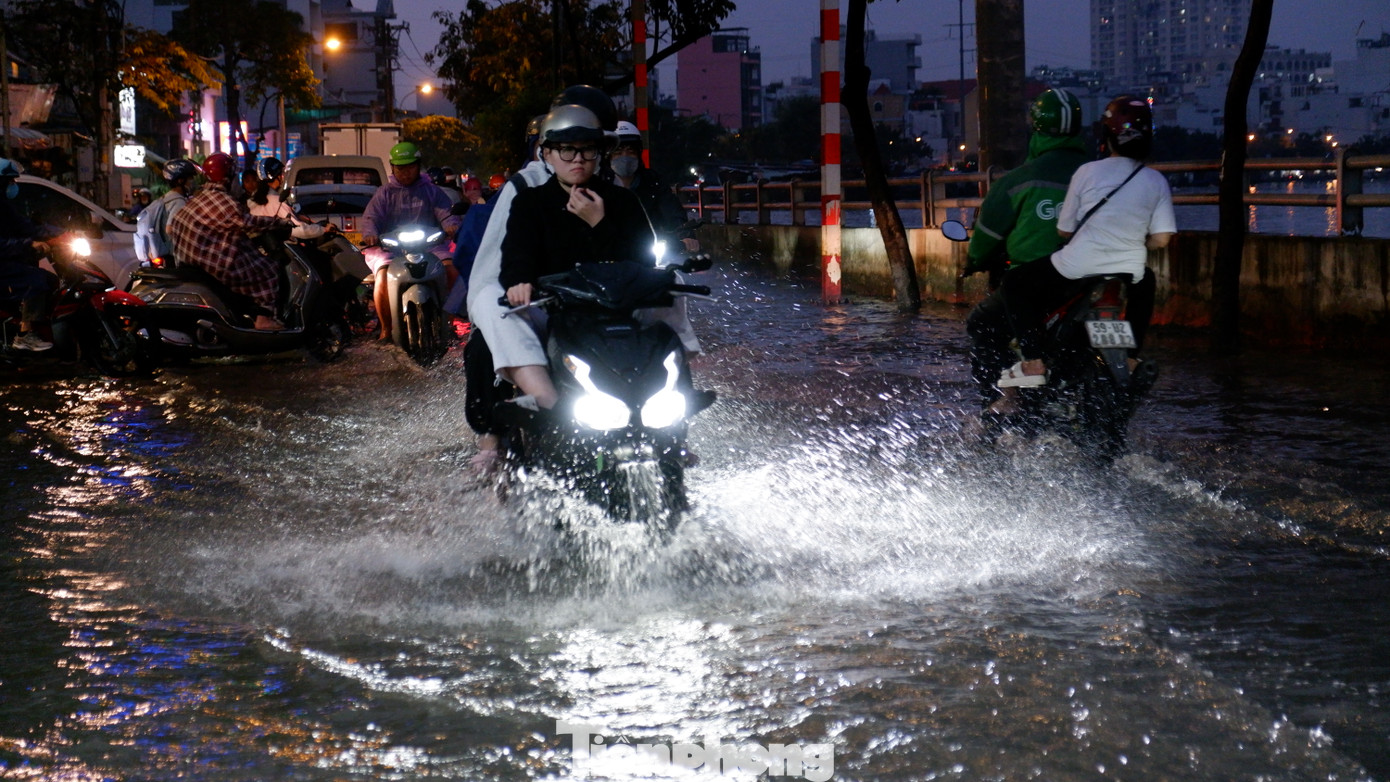 Đỉnh triều cao nhất đợt này có khả năng xuất hiện vào ngày 15-16/1 ( tức 16-17 tháng Chạp). Tại trạm Phú An và trạm Nhà Bè sẽ ở mức từ báo động 2 đến báo động 3. Thời gian xuất hiện đỉnh triều 3-5 giờ sáng và 17-19 giờ tối.