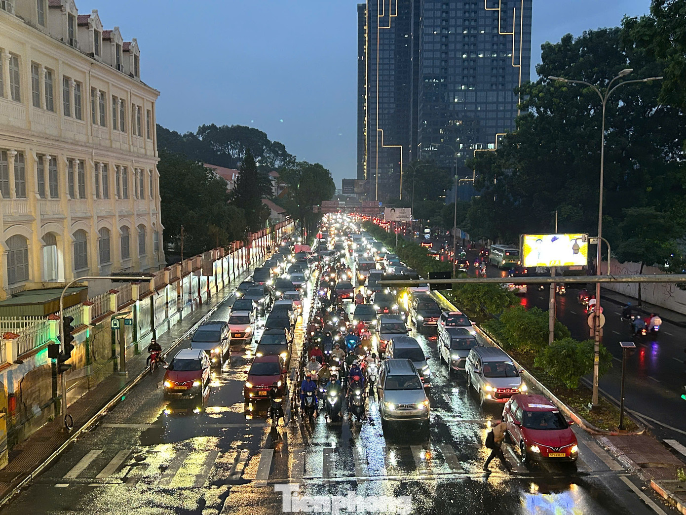 Dòng phương tiện xếp hàng chờ đèn tín hiệu giao thông tại nút giao Nguyễn Hữu Cảnh - Tôn Đức Thắng (quận 1).