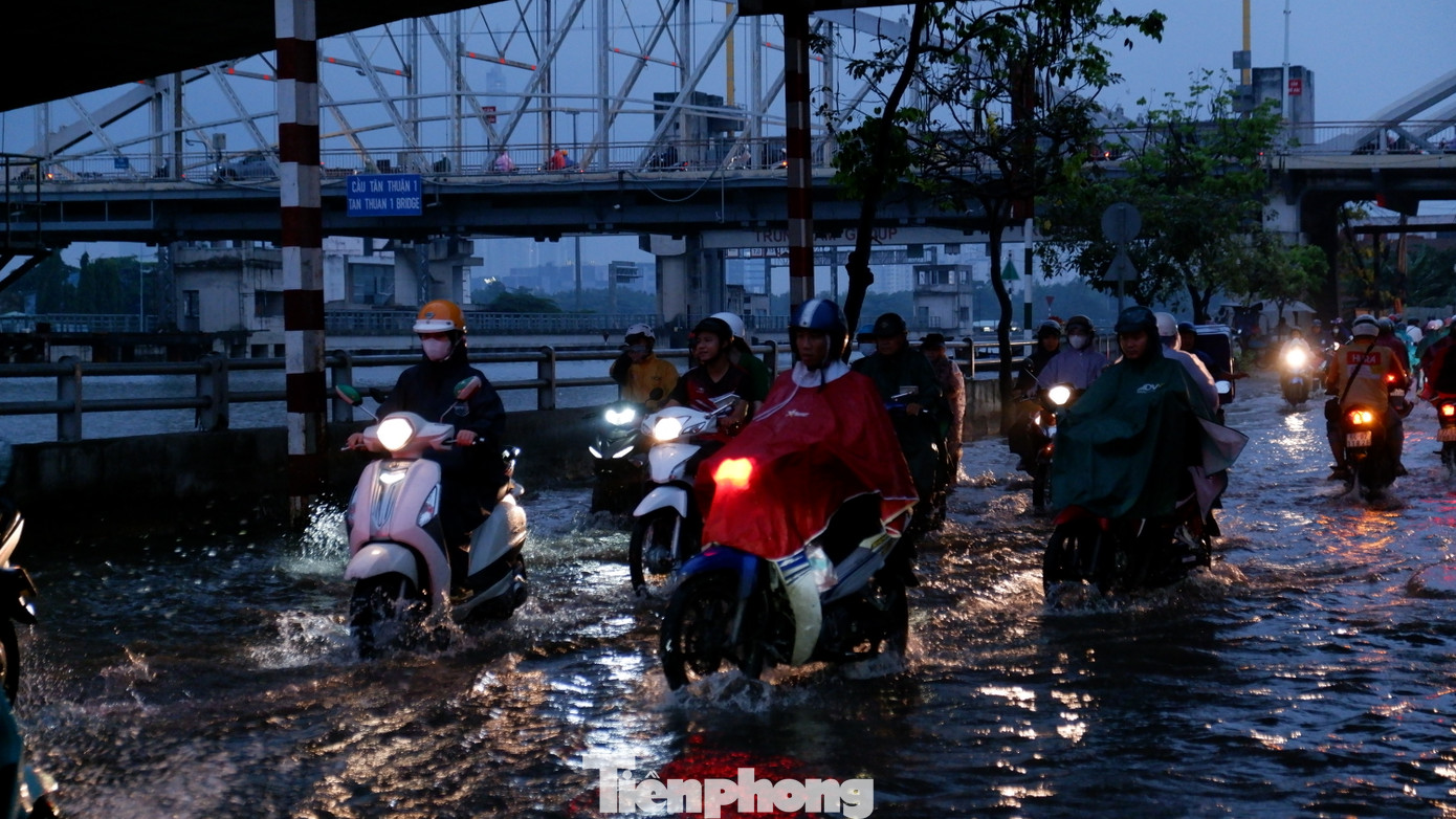 Giao thông đi lại qua khu vực gặp nhiều khó khăn.