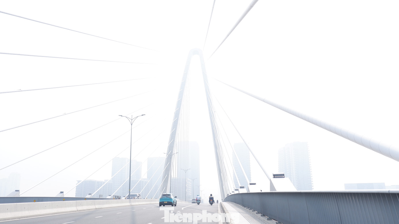 Cầu Ba Son (hướng từ quận 1 qua TP Thủ Đức) mịt mù sương trắng vào thời điểm hơn 10 giờ ngày 19/1. Cầu Ba Son (hướng từ quận 1 qua TP Thủ Đức) mịt mù sương trắng vào thời điểm hơn 10 giờ ngày 19/1.