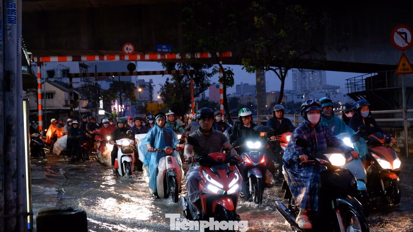 Theo Đài Khí tượng Thủy văn khu vực Nam bộ, trong 24 giờ qua, mực nước tại hầu hết các trạm vùng hạ lưu hệ thống sông Sài Gòn – Đồng Nai lên chậm. Đến 7 giờ sáng nay ngày 14/1, đỉnh triều cao nhất ngày đo tại các trạm Phú An (sông Sài Gòn) và Nhà Bè (kênh Đồng Điền) đều ở mức xấp xỉ báo động 2.