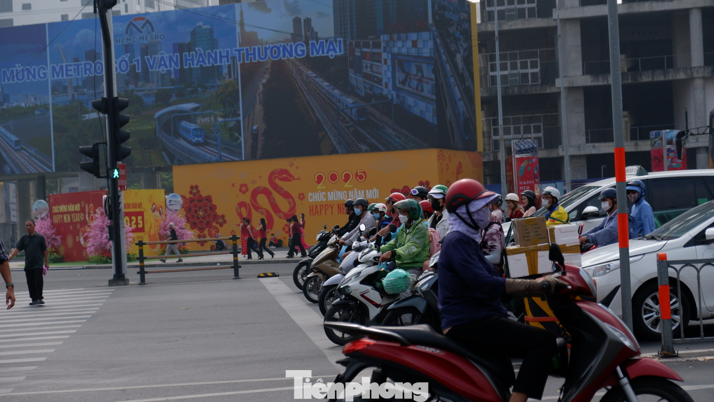 Hình ảnh phía trước chợ Bến Thành (quận 1). Hình ảnh phía trước chợ Bến Thành (quận 1).