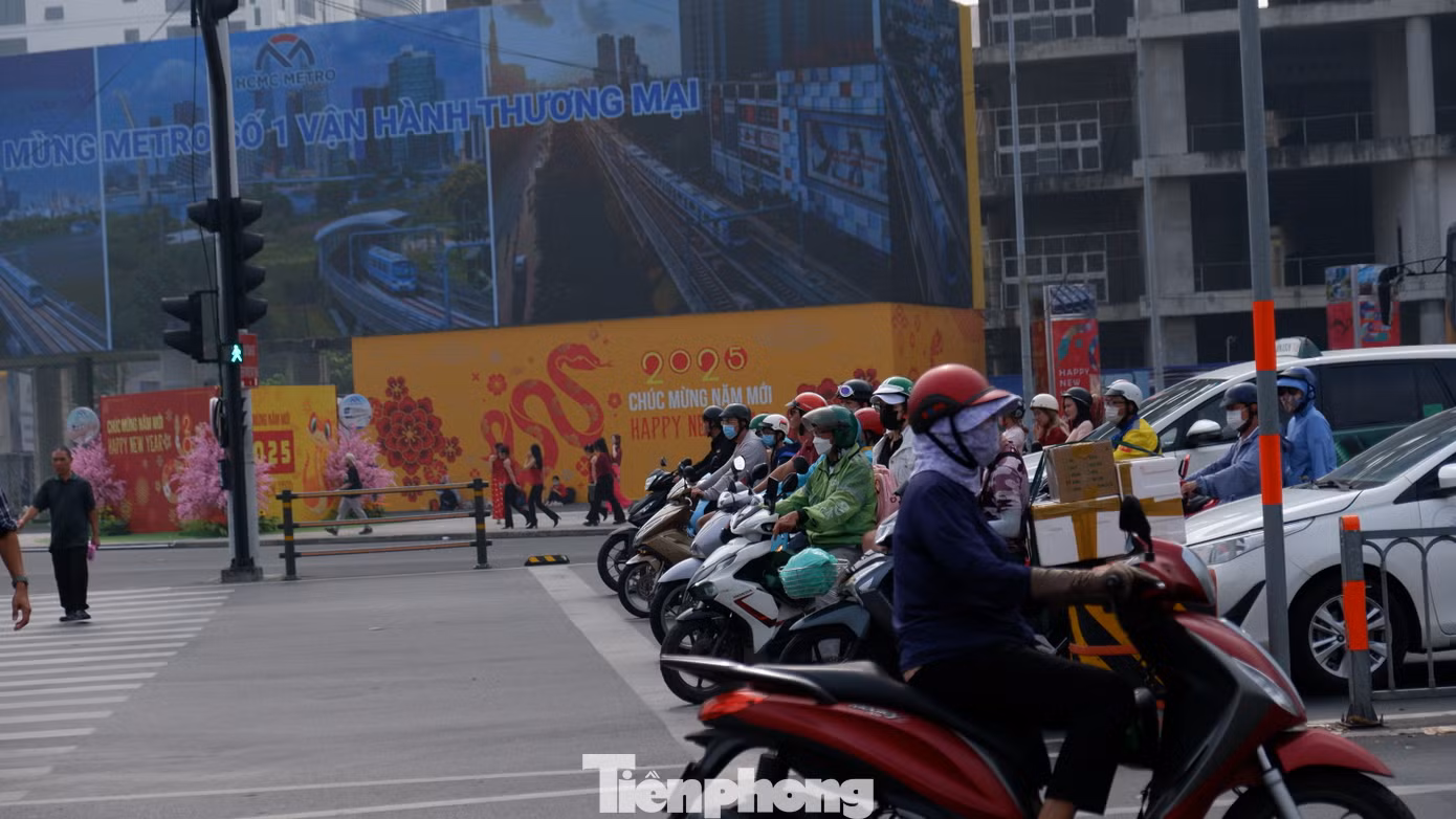 Hình ảnh phía trước chợ Bến Thành (quận 1). Hình ảnh phía trước chợ Bến Thành (quận 1).