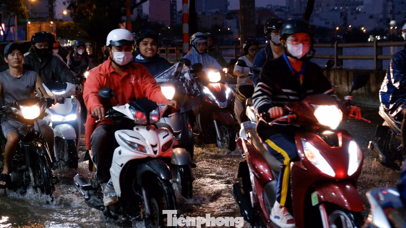 Dự báo mực nước tại hầu hết các trạm vùng hạ lưu sông Sài Gòn – Đồng Nai sẽ tiếp tục lên chậm theo kỳ triều cường rằm tháng 12.