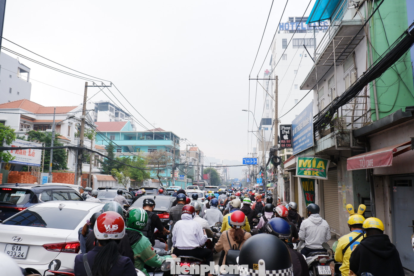 Dòng phương tiện ken cứng xếp hàng chờ đèn tín hiệu ở nút giao Đinh Bộ Lĩnh - Bạch Đằng (quận Bình Thạnh).