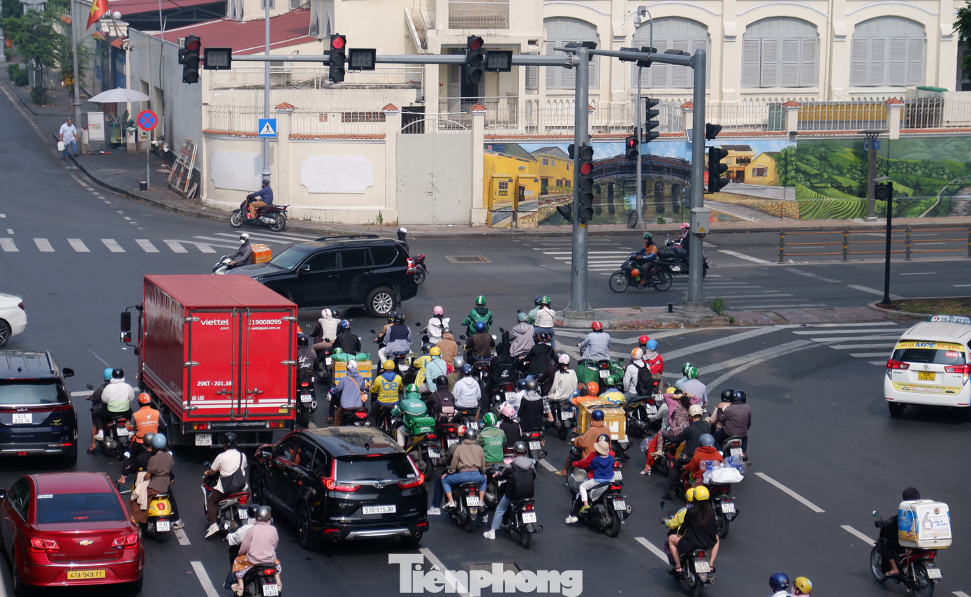 Tại khu vực nút giao giữa đường Tôn Đức Thắng - Nguyễn Hữu Cảnh (quận 1). Tại khu vực nút giao giữa đường Tôn Đức Thắng - Nguyễn Hữu Cảnh (quận 1).