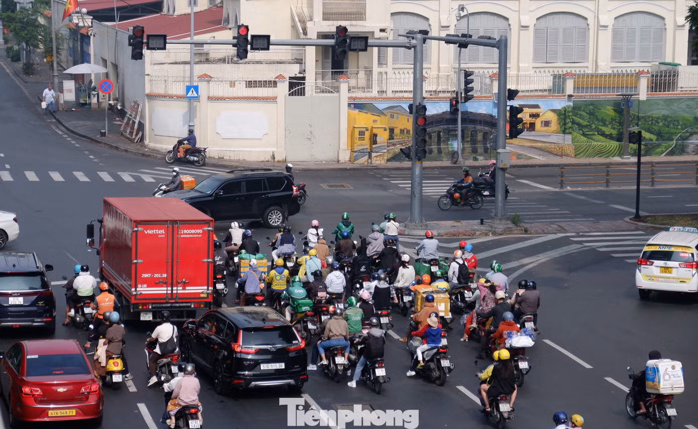 Tại khu vực nút giao giữa đường Tôn Đức Thắng - Nguyễn Hữu Cảnh (quận 1). Tại khu vực nút giao giữa đường Tôn Đức Thắng - Nguyễn Hữu Cảnh (quận 1).
