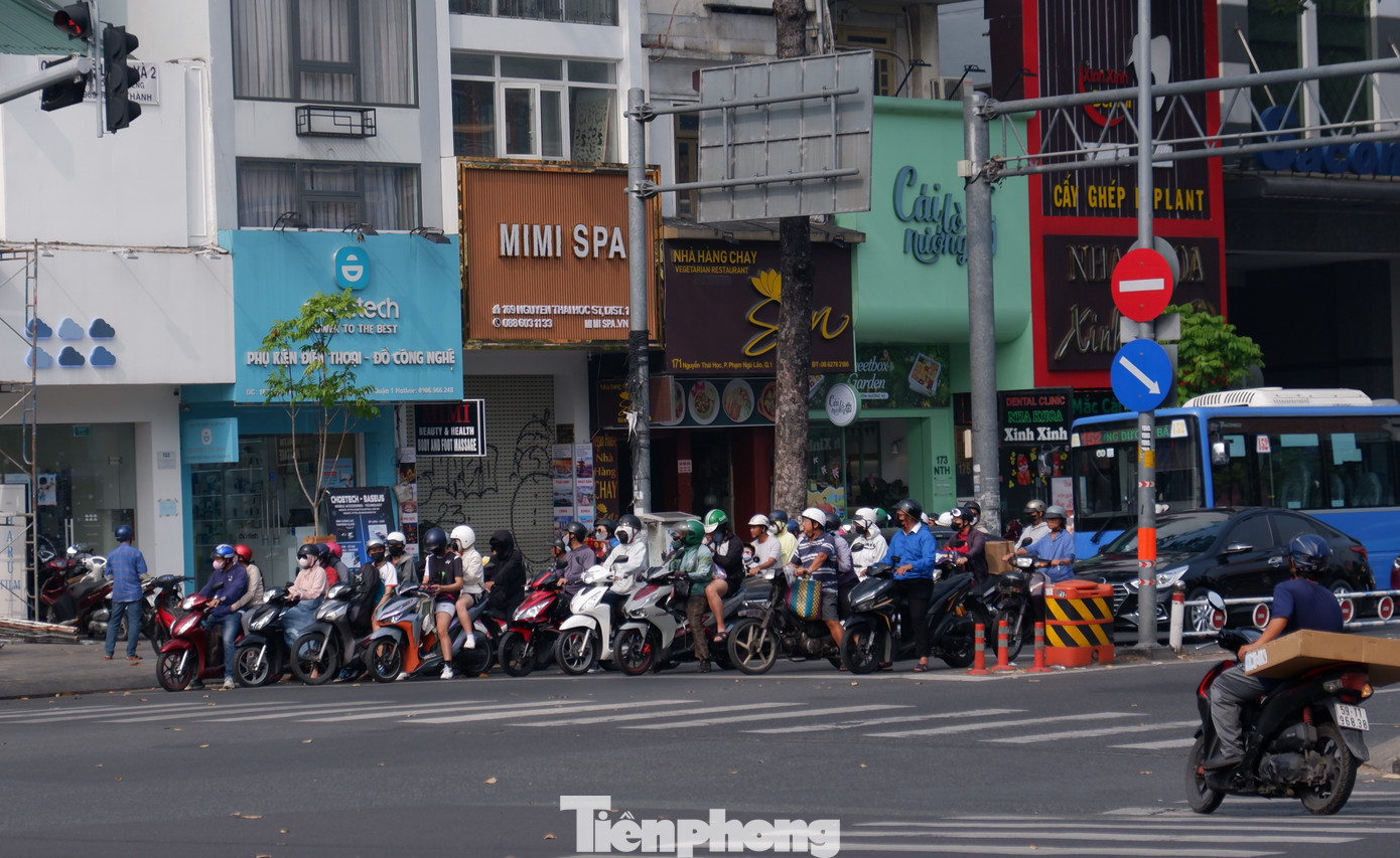 Tại giao lộ Nguyễn Thái Học - Trần Hưng Đạo (quận 1), lưu lượng phương tiện tham gia giao thông rất đông nhưng người điều khiển vẫn dừng xe đúng vạch. Tại giao lộ Nguyễn Thái Học - Trần Hưng Đạo (quận 1), lưu lượng phương tiện tham gia giao thông rất đông nhưng người điều khiển vẫn dừng xe đúng vạch.