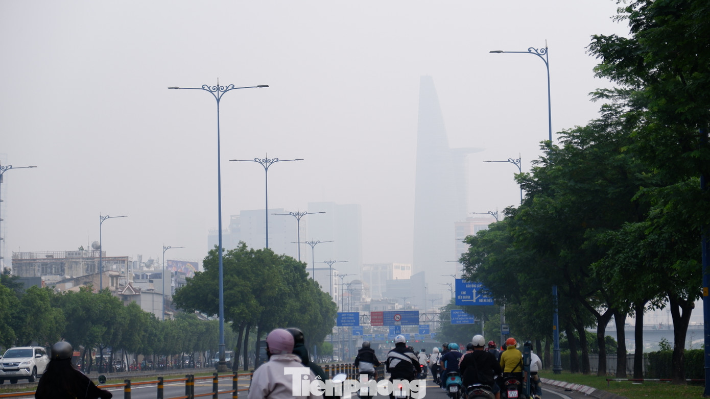 Sương mù trên đường Võ Văn Kiệt (quận 1). Sương mù trên đường Võ Văn Kiệt (quận 1).
