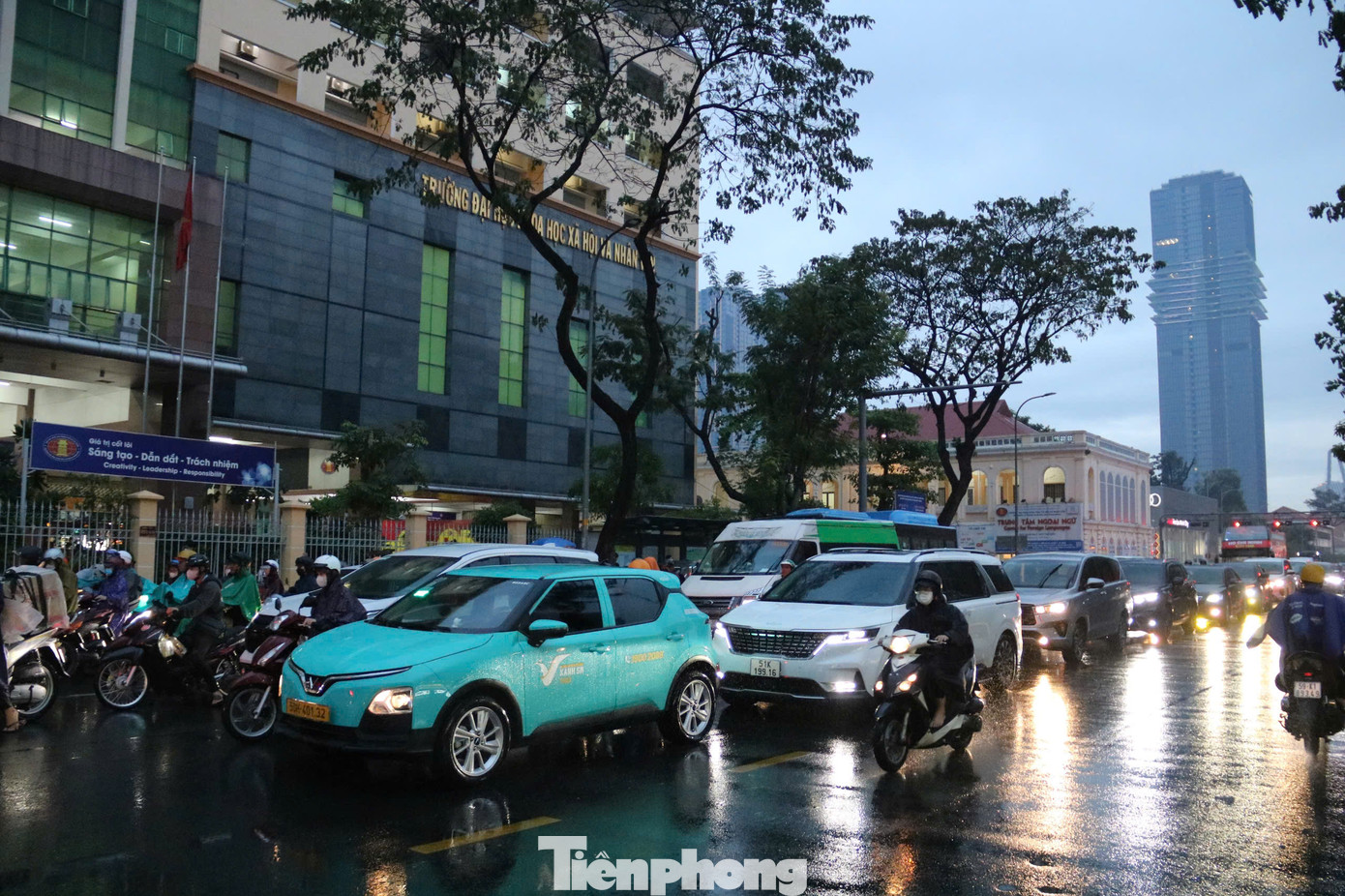 Phương tiện nối đuôi di chuyển trên đường Đinh Tiên Hoàng (quận 1).