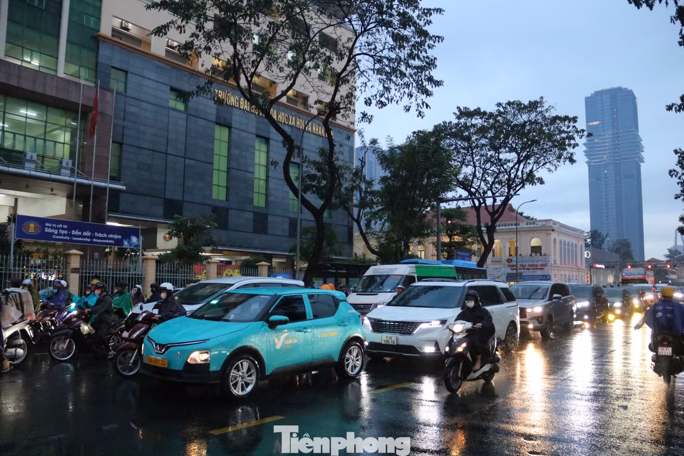 Phương tiện nối đuôi di chuyển trên đường Đinh Tiên Hoàng (quận 1).