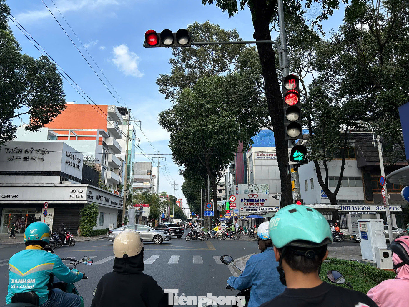 Hiện nay, Sở GTVT TPHCM đã lắp đặt nhiều đèn báo phụ cho phép xe hai bánh rẽ phải khi đèn đỏ. Hiện nay, Sở GTVT TPHCM đã lắp đặt nhiều đèn báo phụ cho phép xe hai bánh rẽ phải khi đèn đỏ.