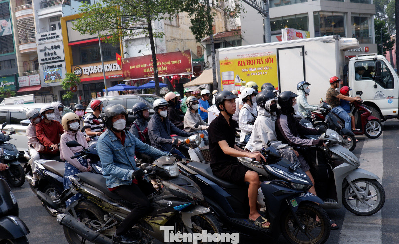 Các phương tiện dừng chờ đèn đỏ trên đường Nguyễn Thái Học (quận 1). Đây là tuyến đường chính nối từ quận 4 qua cầu Ông Lãnh vào trung tâm quận 1. Các phương tiện dừng chờ đèn đỏ trên đường Nguyễn Thái Học (quận 1). Đây là tuyến đường chính nối từ quận 4 qua cầu Ông Lãnh vào trung tâm quận 1.
