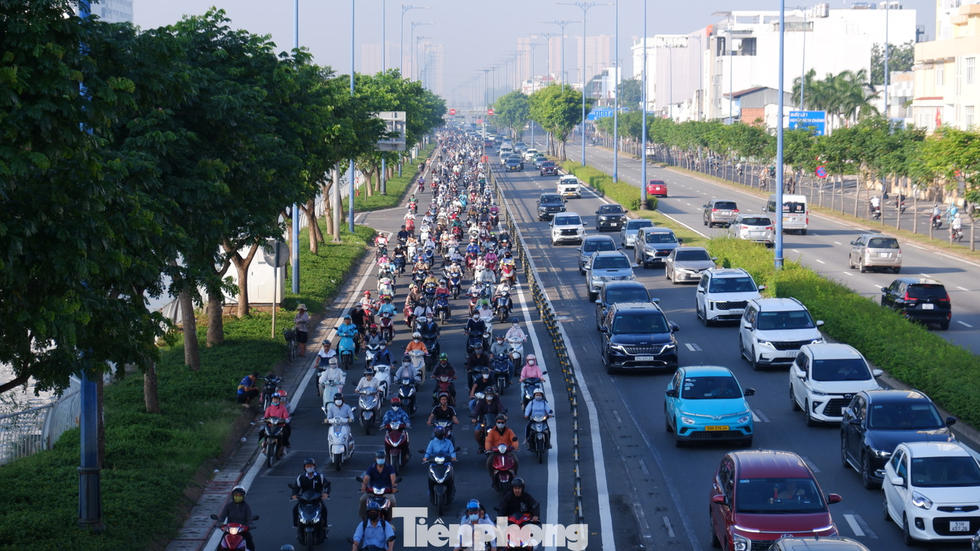 Sáng 13/1, nhiều tuyến đường vào trung tâm TPHCM đông đúc người và phương tiện. Ảnh ghi nhận tại đường Võ Văn Kiệt (quận 6).