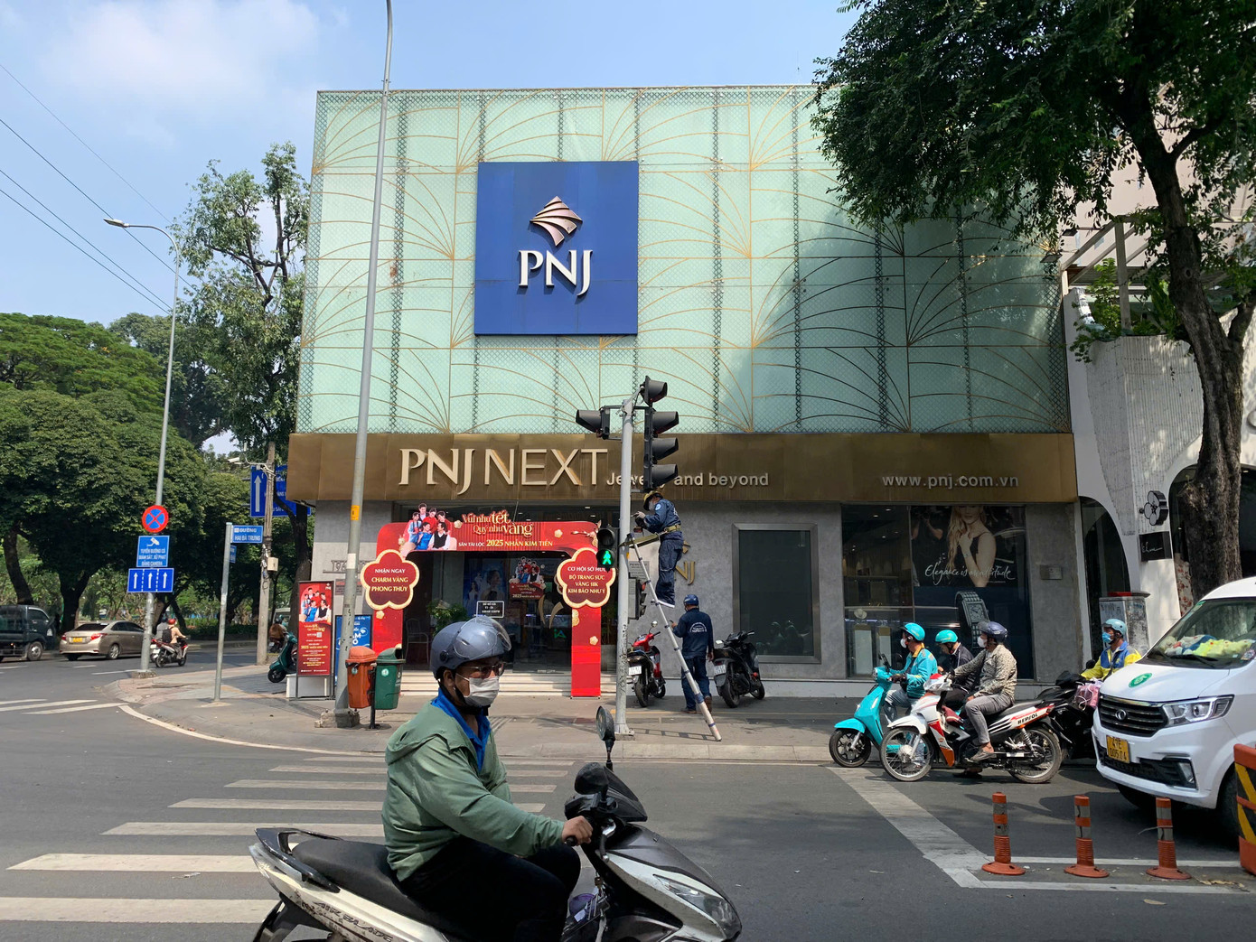 Đơn vị thi công lắp biển báo phụ/đèn tín hiệu cho phép xe hai bánh rẽ phải tại giao lộ Hai Bà Trưng - Điện Biên Phủ. Ảnh: A.X Đơn vị thi công lắp biển báo phụ/đèn tín hiệu cho phép xe hai bánh rẽ phải tại giao lộ Hai Bà Trưng - Điện Biên Phủ. Ảnh: A.X