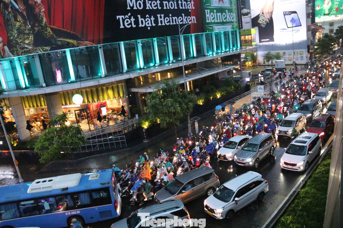 Trung tâm TPHCM ùn tắc sau cơn mưa trái mùa.