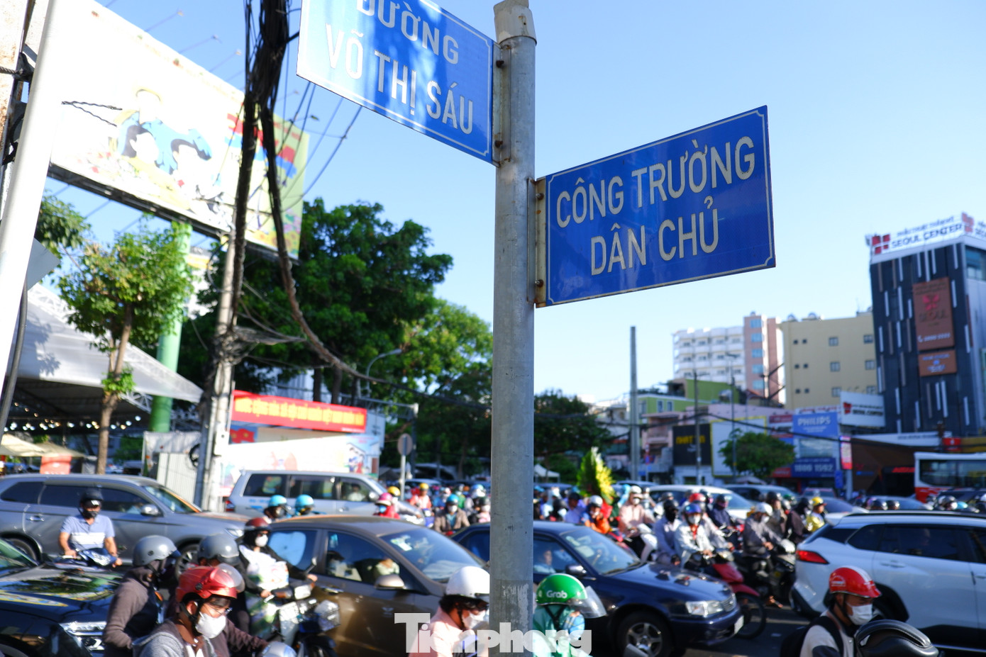 Nút giao Võ Thị Sáu và vòng xoay Công trường Dân Chủ ùn ứ vào sáng 13/1.