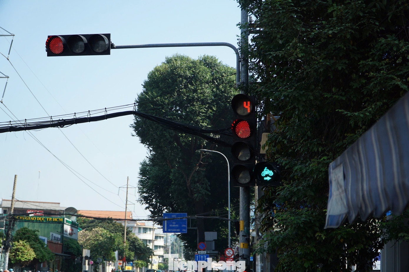Hiện nay, Trung tâm Quản lý Hạ tầng giao thông đường bộ (Sở GTVT TPHCM) đã nghiên cứu, đề xuất và lắp đặt biển báo phụ tại hàng trăm vị trí, cho phép xe hai bánh rẽ phải khi đèn đỏ để giảm áp lực ở một số nút giao thông.