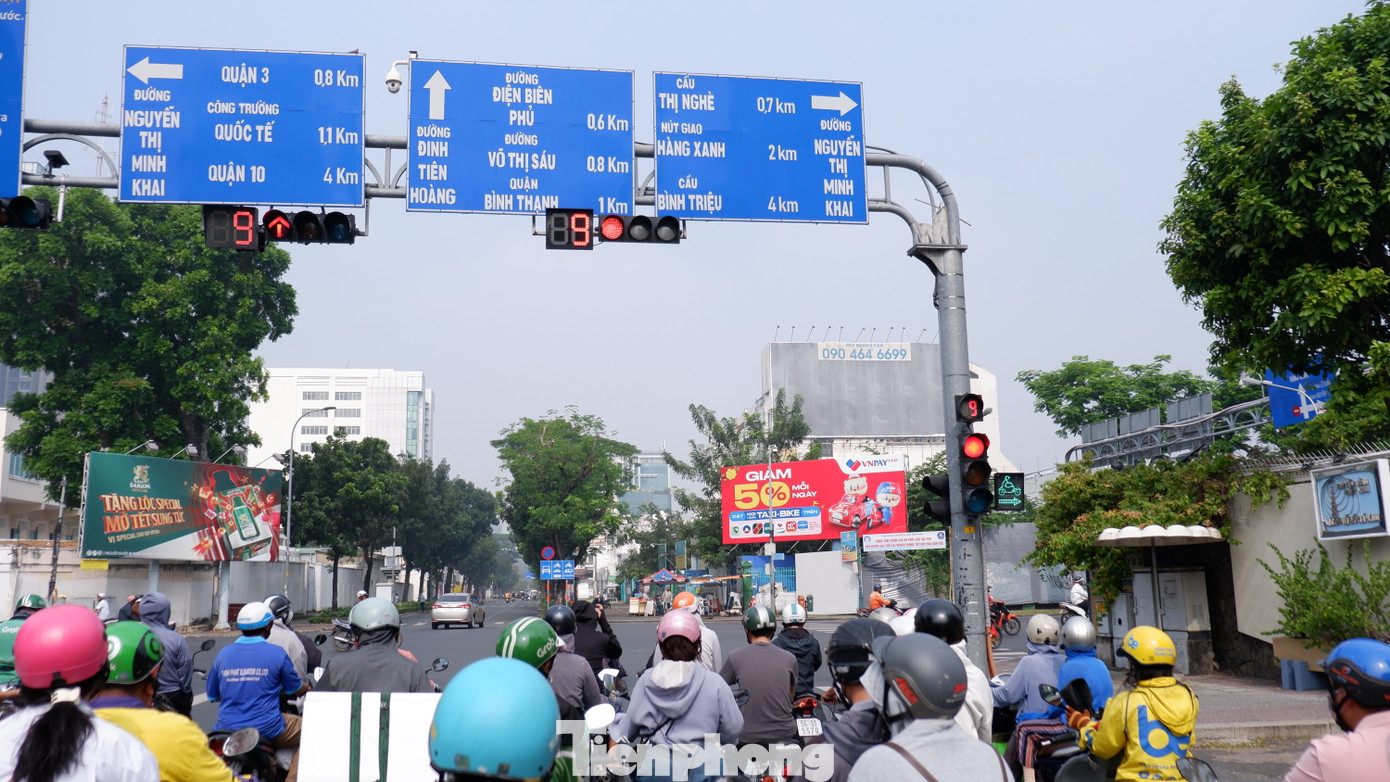 Hiện nay Sở GTVT TPHCM đã lắp đặt đèn báo phụ cho phép xe hai bánh rẽ phải khi đèn đỏ ở một số nút giao thông cấp thiết. Điều này góp phần làm giảm tình trạng dòng chờ đèn tín hiệu kéo dài. Hiện nay Sở GTVT TPHCM đã lắp đặt đèn báo phụ cho phép xe hai bánh rẽ phải khi đèn đỏ ở một số nút giao thông cấp thiết. Điều này góp phần làm giảm tình trạng dòng chờ đèn tín hiệu kéo dài.