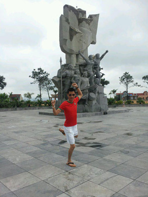 Anh ăn mặc nhố nhăng và tạo dáng phản cảm