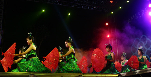 Nữ sinh khối Văn thể hiện nét duyên dáng với màn múa ô