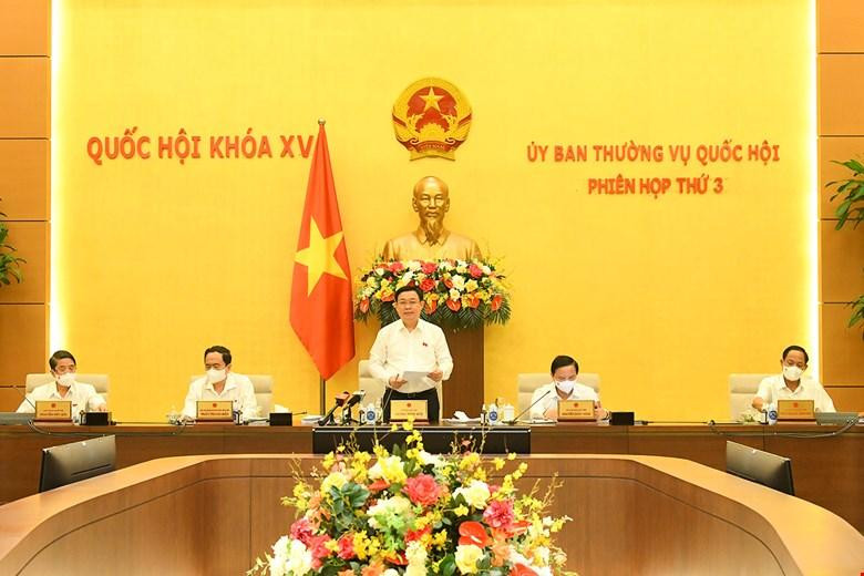 Chủ tịch Quốc hội Vương Đình Huệ phát biểu tại phiên họp thứ 3 của Ủy ban Thường vụ Quốc hội. Chủ tịch Quốc hội Vương Đình Huệ phát biểu tại phiên họp thứ 3 của Ủy ban Thường vụ Quốc hội.