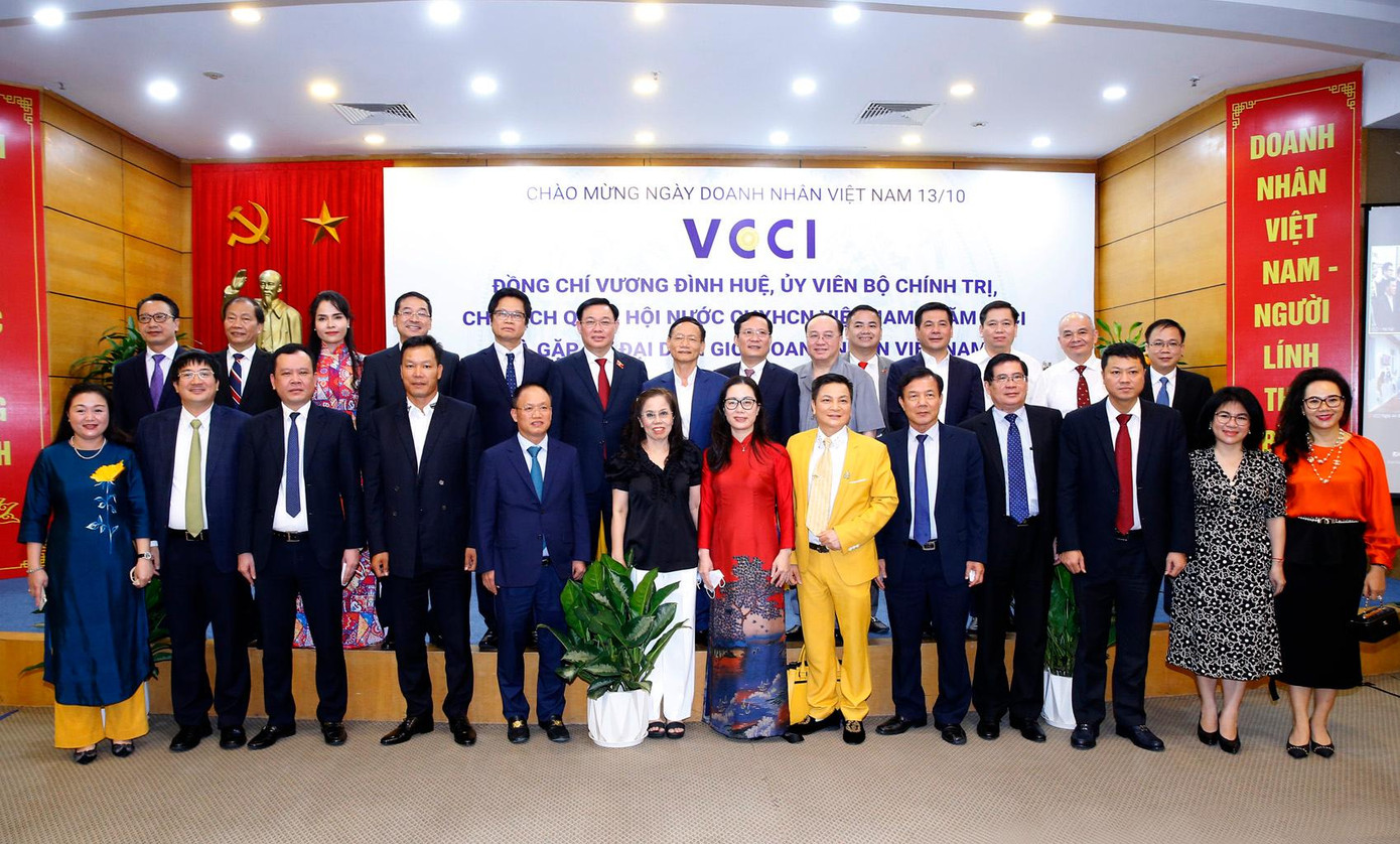 Chủ tịch Quốc hội và các đại biểu tham dự cuộc họp