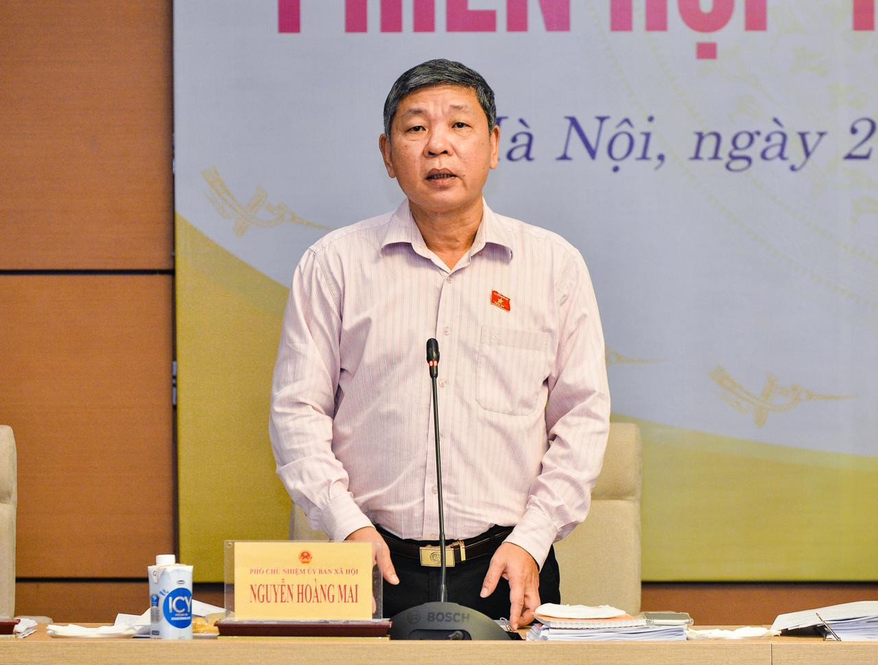 Phó Chủ nhiệm Uỷ ban Xã hội Nguyễn Hoàng Mai tại phiên họp. Ảnh QH Phó Chủ nhiệm Uỷ ban Xã hội Nguyễn Hoàng Mai tại phiên họp. Ảnh QH