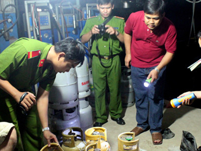 PC46 Công an tỉnh Long An kiểm tra cơ sở sang chiết gas trái phép Hoàng Linh đêm 24-2 