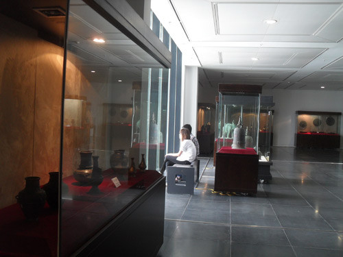 Hai vị khách đến Bảo tàng Hà Nội để... ngắm cảnh 