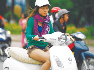 Quàng khăn len, mặc áo ấm giữa mùa hè	Ảnh: Hồng Vĩnh