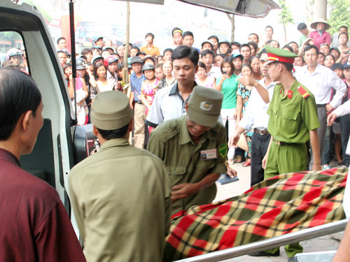 Xác nạn nhân được xe cứu thương đưa ra khỏi hiện trường