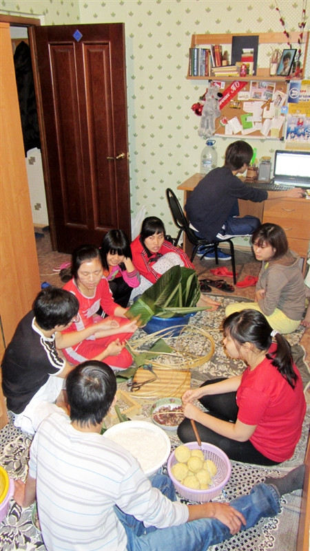 Sinh viên gói bánh chưng mừng xuân Nhâm Thìn.