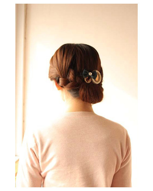 Để xõa tóc và chải mượt Lấy một phần tóc bên trái tết xuôi xuống Sau đó cột lại bằng chun hơi lệch sang bên cho điệu nhé! Tiếp theo, bạn tách đôi tóc ra và lộn phần đuôi tóc lên trên rồi luồn xuống dưới Phần đuôi tóc cuốn gọn lại hướng lên trên và lấy kẹp tăm, ghim chắc Và đây là kết quả của chúng ta. Hãy sử dụng thêm những phụ kiện như nơ, kẹp hoa xinh xắn để cài lên tóc. Để xõa tóc và chải mượt Lấy một phần tóc bên trái tết xuôi xuống Sau đó cột lại bằng chun hơi lệch sang bên cho điệu nhé! Tiếp theo, bạn tách đôi tóc ra và lộn phần đuôi tóc lên trên rồi luồn xuống dưới Phần đuôi tóc cuốn gọn lại hướng lên trên và lấy kẹp tăm, ghim chắc Và đây là kết quả của chúng ta. Hãy sử dụng thêm những phụ kiện như nơ, kẹp hoa xinh xắn để cài lên tóc.