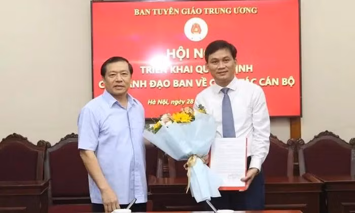Đồng chí Lại Xuân Môn trao quyết định và tặng hoa chúc mừng đồng chí Nguyễn Phú Trường. Ảnh: BVPL