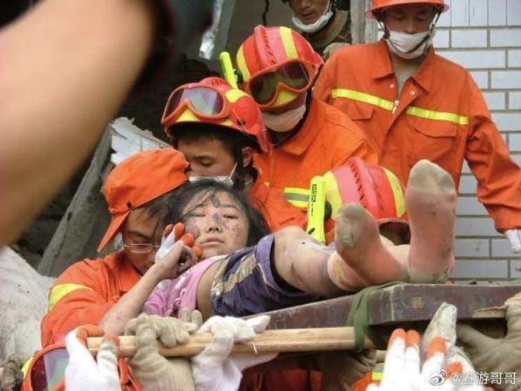 Ngưu Ngọc (25 tuổi) sinh ra ở Tứ Xuyên (Trung Quốc). Trong trận động đất kinh hoàng ngày 12/5/2008, cô bị chôn vùi dưới đống đổ nát suốt ba ngày ba đêm. Sau khi được cứu sống, chân phải của cô bị cắt cụt trên đầu gối, chân trái phải trải qua hơn 30 ca phẫu thuật mới hoạt động được nhưng biến dạng.