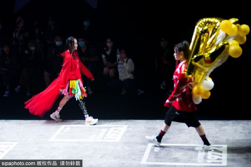 Bất chấp khiếm khuyết cơ thể, Ngưu Ngọc gây ấn tượng mạnh với sự tự tin và rạng rỡ trong từng bước chân trên đường băng.