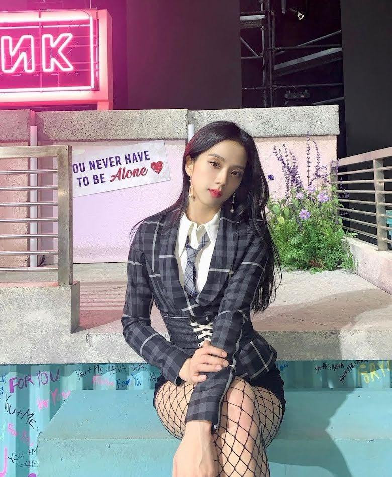 Jisoo nhận nhiều lời khen cho thân hình nữ tính với vòng hông nở nang. So với các thành viên khác, cơ bắp của chị cả lộ rõ ràng hơn. Hồi tháng 8, cô gây chú ý nhờ bức ảnh khoe rõ cơ bụng 11 trong lúc tập pilates. Ảnh: Instagram.