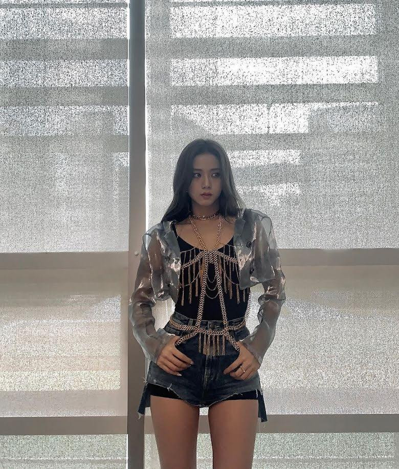 Ngoài hình thể, Jisoo còn có gương mặt xinh đẹp, thường xuyên có mặt trong các bảng xếp hạng nhan sắc của Hàn Quốc và xếp thứ hạng cao. Hồi tháng 3, Jisoo là nữ diễn viên Hàn Quốc đẹp nhất năm 2022 trong cuộc khảo sát của King Choice. Ảnh: Instagram.