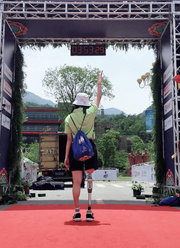 Ngày 12/5/2018, Ngưu Ngọc mặc quần short, cởi bỏ bọt biển lộ ra chiếc chân giả tham gia cuộc thi marathon kỷ niệm 10 năm trận động đất ở Tứ Xuyên. Dù vận động khiến chân giả cọ xát vào da thịt gây đau đớn, Ngưu Ngọc vẫn kiên trì hoàn thành đường đua. Hình ảnh đó giúp Ngưu Ngọc trở thành từ khóa tìm kiếm "hot" nhất Weibo lúc bấy giờ. Cư dân mạng gọi là "cô gái chạy marathon xinh đẹp nhất Tứ Xuyên". Truyền thông Trung Quốc ca ngợi Ngưu Ngọc là người truyền cảm hứng, "cô gái thép".