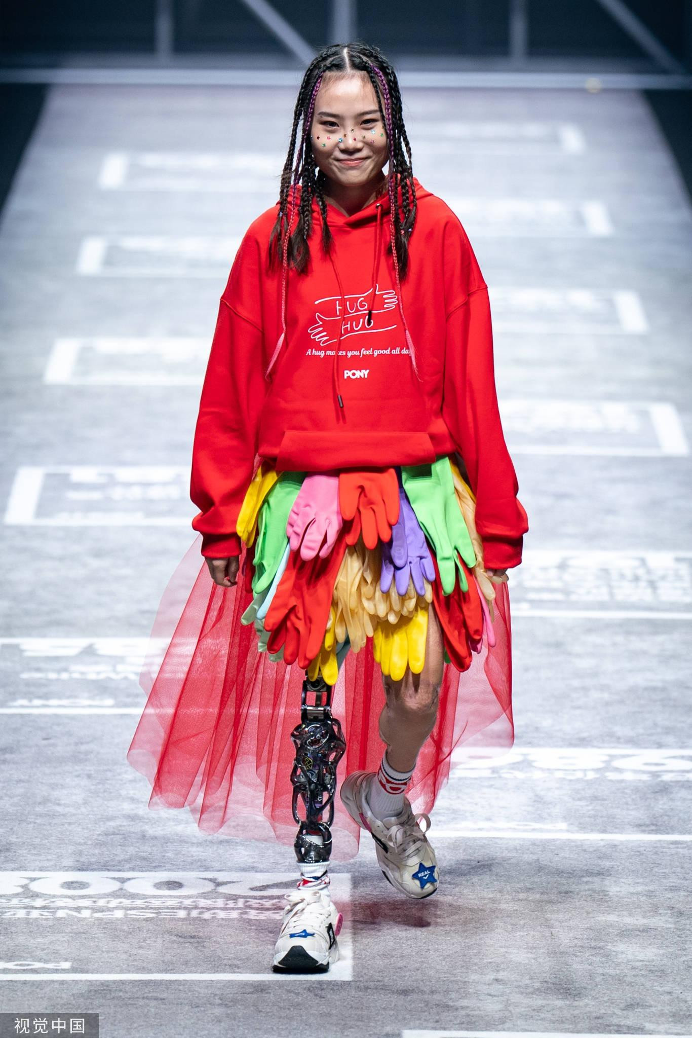 Sina đưa tin Ngưu Ngọc trình diễn catwalk trong show diễn của một thương hiệu tại Tuần lễ Thời trang Thượng Hải 2022 vào ngày 29/9. Cô trình diễn bộ trang phục gồm áo hoodie đỏ phối với chiếc váy kết từ những chiếc bao tay cao su lạ mắt để lộ chân giả và bên chân còn lại bị dị dạng.