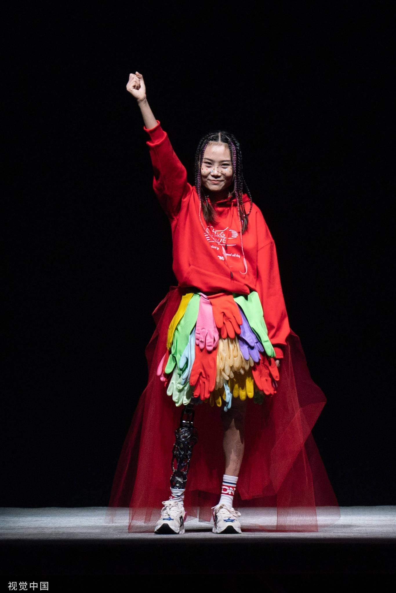 "Cô gái thép" cho biết trình diễn thời trang là cách thể hiện quyết tâm không trốn tránh, từ đó gửi thông điệp kêu gọi những người khuyết tật đừng ngại thể hiện chính mình.