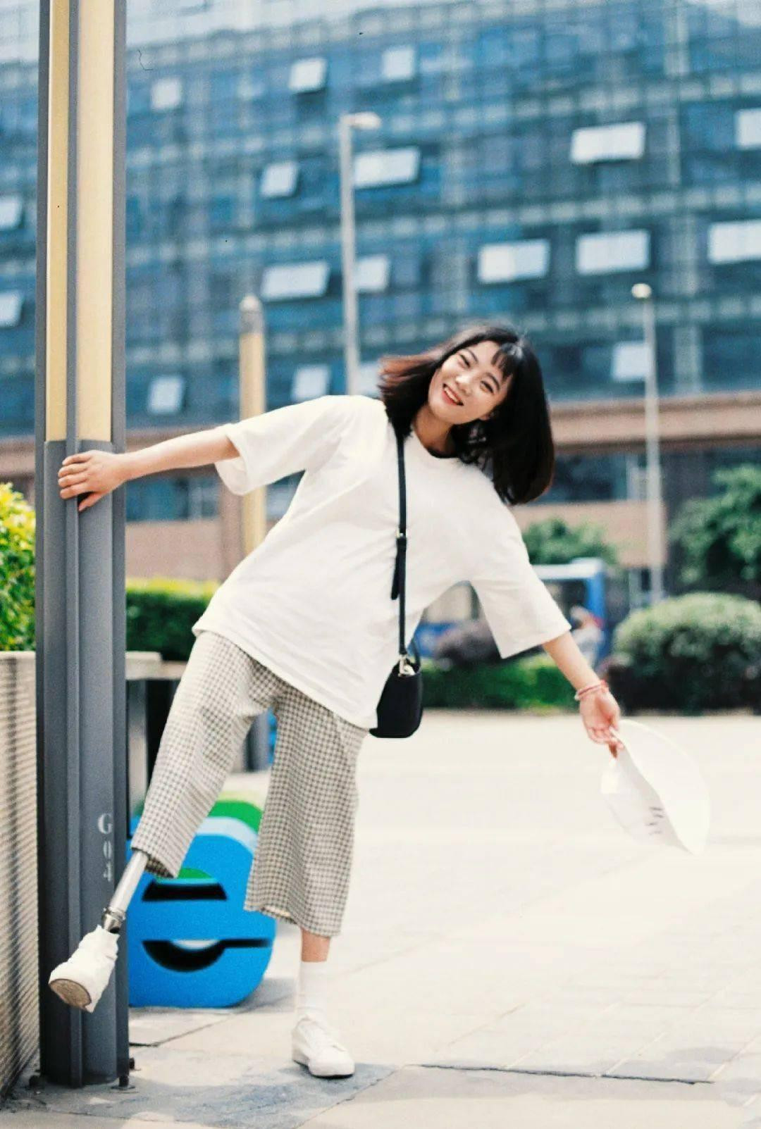 Kể từ đó, Ngưu Ngọc không ngừng thử thách bản thân và tỏa sáng theo cách riêng. Cô tham gia các hoạt động vì cộng đồng truyền động lực sống, không khuất phục trước nghịch cảnh cho trẻ em vùng sâu vùng xa khó khăn và người khuyết tật. Ngưu Ngọc còn trở thành một blogger chuyên sáng tạo những video truyền năng lượng tích cực. Cô nổi tiếng nhất với video gắn đèn flash vào chân giả để đáp trả những lời chỉ trỏ, bình luận tiêu cực nhắm vào khuyết điểm của mình.