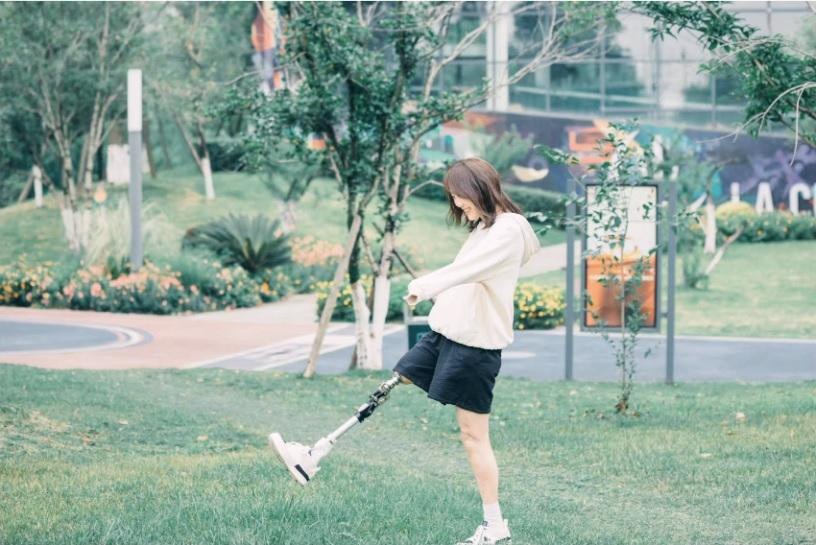 Mất chân ở tuổi 11 là cú sốc lớn đối với Ngưu Ngọc. Trong một thời gian dài, cô trốn tránh các hoạt động ngoài trời kể cả lớp học thể dục. Mỗi lần ra ngoài, Ngưu Ngọc đều quấn bọt biển quanh chân giả vì sợ mọi người nhìn thấy sự khác biệt của cô. Ngưu Ngọc mô tả bản thân của khoảng thời gian đó là "người không ra người, ma không ra ma". Điều giúp cô thức tỉnh là câu nói của cha: "Nếu con muốn sống tốt, đừng cố gắng cư xử như một người bình thường mà hãy chấp nhận là chính mình".